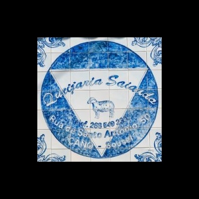 Placa azulejos com texto Queijaria Salatada e imagem de ovelha