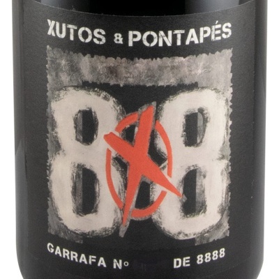 Rótulo de garrafa preta com design gráfico e texto XUTOS & PONTAPÉS 808