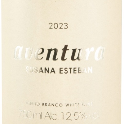 Garrafa de vinho branco com rótulo bege e texto prateado e preto.