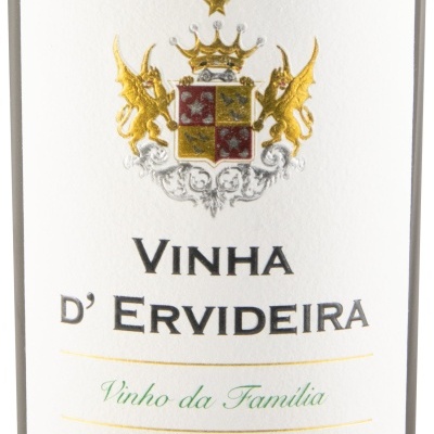 Rótulo de vinho branco Vinha dErvideira com brasão dourado