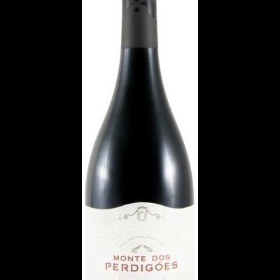 Garrafa de vinho tinto Monte dos Perdigões com rótulo branco e texto em vermelho/dourado