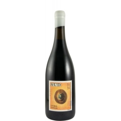 Garrafa de vinho tinto com rótulo amarelo e castanho com imagem circular e texto
