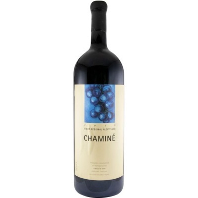 Garrafa de vinho tinto CHAMINÉ 2011 com rótulo creme e imagem de uvas azuis