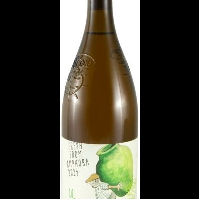Garrafa de vinho branco com etiqueta ilustrada e texto FRESH FROM AMPHORA 2025 COL HERDADE DO ROCIM