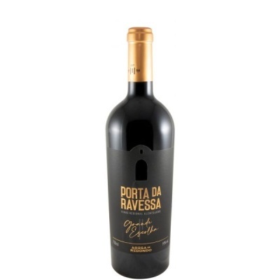 Garrafa de vinho tinto com rótulo preto e texto dourado