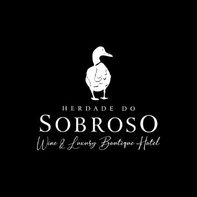 Logotipo branco com pato e texto Herdade do Sobroso em fundo preto