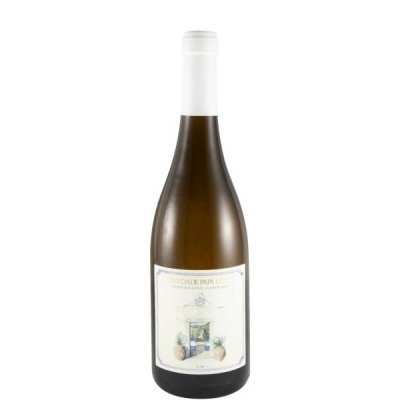 Garrafa de vinho branco com rótulo branco e imagem de portal com plantas