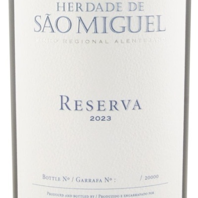 Rótulo branco de vinho Reserva 2023 Herdade de São Miguel com texto azul
