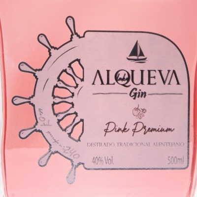 Garrafa de gin rosado com rótulo rosa e design náutico