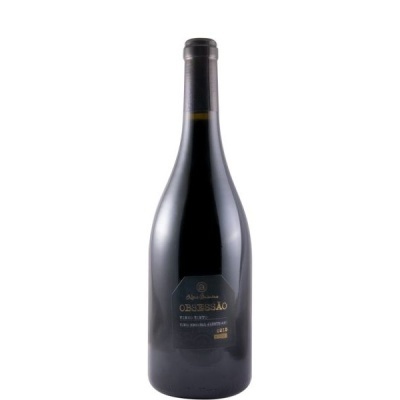 Garrafa preta de vinho tinto com rótulo preto e dourado