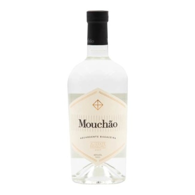 Garrafa de aguardente Bagaceira Mouchão com rótulo branco e dourado