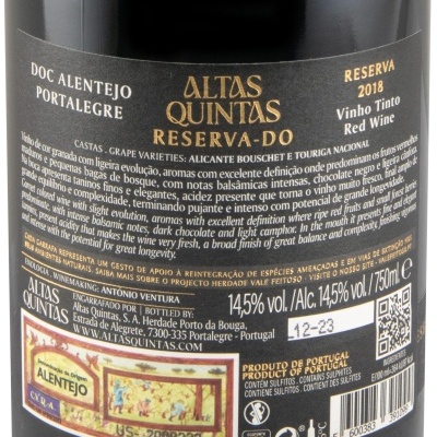Rótulo preto de vinho tinto reserva ALentejo Portalegre com texto sobre castas e teor alcoólico