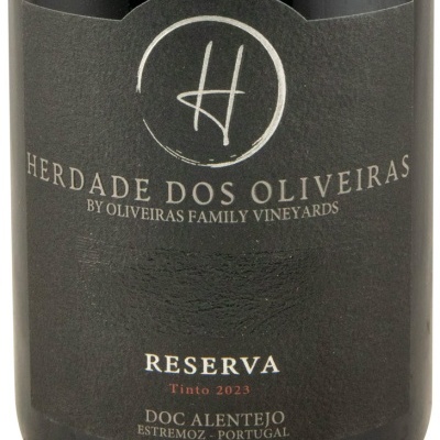 Garrafa de vinho tinto com rótulo preto e texto branco e vermelho
