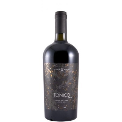 Garrafa de vinho tinto com rótulo preto e dourado