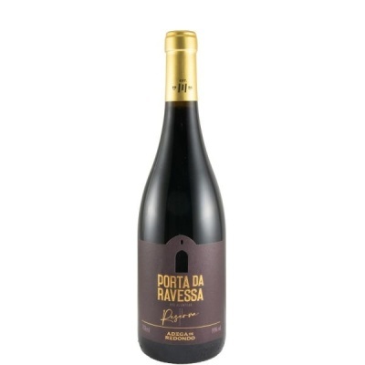 Garrafa de vinho tinto com rótulo castanho escuro e selo dourado