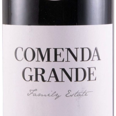 Garrafa de vinho tinto Comenda Grande com rótulo branco e símbolo circular