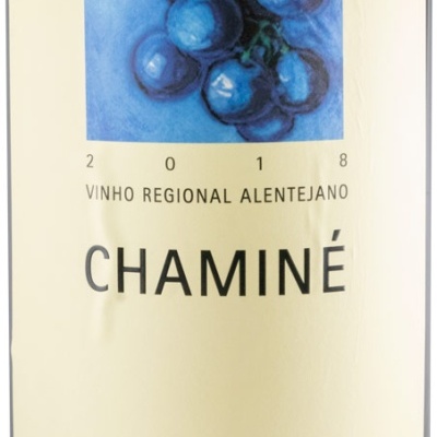 Rótulo de vinho com imagem de uvas e texto em creme