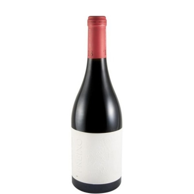 Garrafa de vinho tinto com rótulo branco em relevo e cápsula cor de rosa