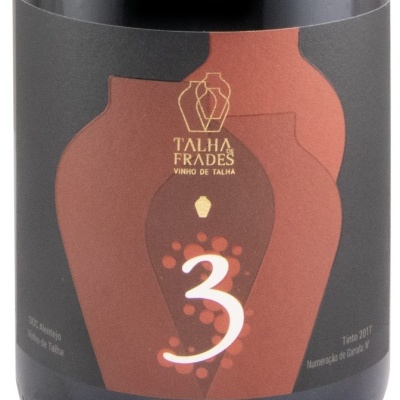 Rótulo de vinho Talha de Frades com ânforas e número 3.