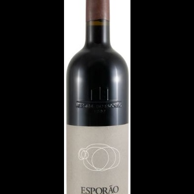 Garrafa de vinho tinto Esporão com rótulo cinza e rolha castanha