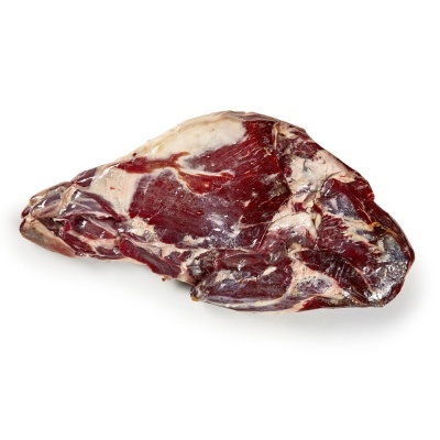Pedaço de carne crua com gordura sobre fundo branco