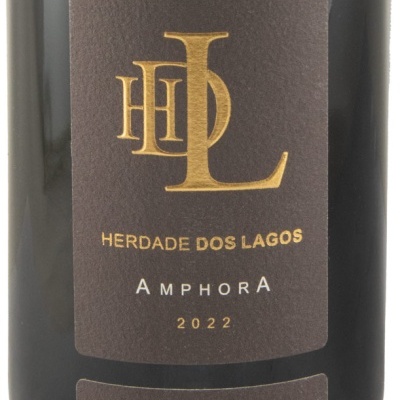 Garrafa de vinho com rótulo preto e texto dourado e branco