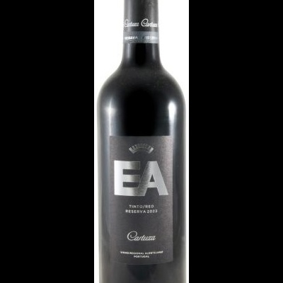 Garrafa de vinho tinto Reserva 2023 com rótulo preto e texto branco