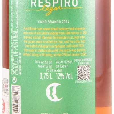 Rótulo verde numa garrafa de vinho branco 2024 com texto e QR code