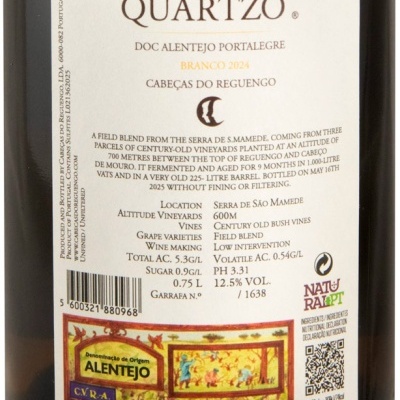 Rótulo branco de vinho com texto detalhado, código de barras e selo colorido da denominação de origem Alentejo