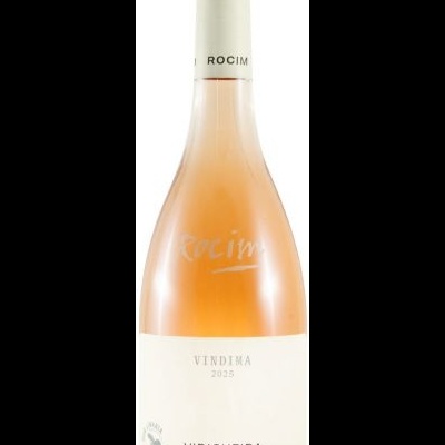 Garrafa de vinho rosé com rótulo branco