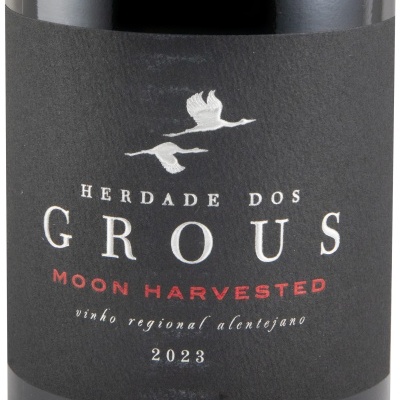 Frontal de garrafa de vinho rótulo preto com aves brancas e texto branco e vermelho