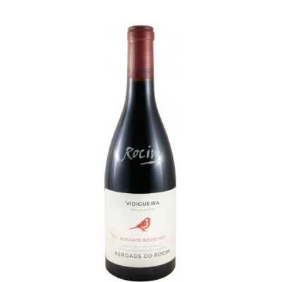 Garrafa de vinho tinto com rótulo branco e cápsula vermelha