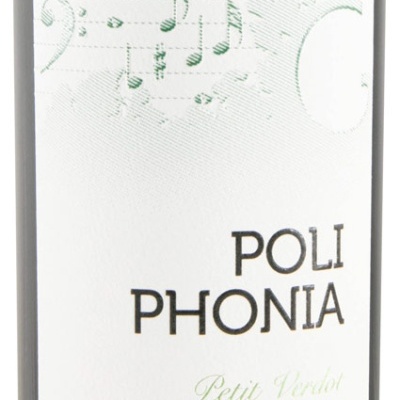 Rótulo branco de vinho com texto POLI PHONIA e notas musicais verdes