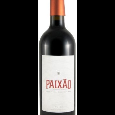 Garrafa de vinho tinto com rótulo branco e texto vermelho PAIXÃO