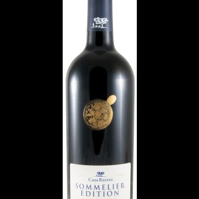 Garrafa de vinho Casa Relvas Sommelier Edition com rótulo branco e selo dourado