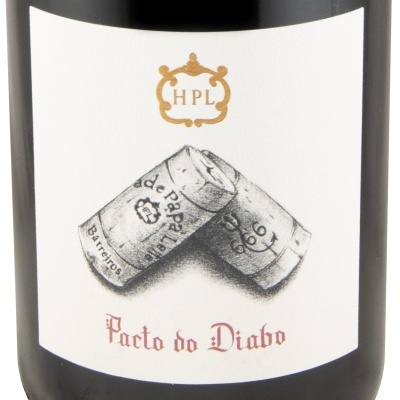 Rótulo de garrafa de vinho Pacto do Diabo com logo HPL e imagem de rolhas