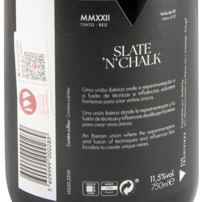 Garrafa de vinho tinto com rótulo preto e texto branco SLATE N CHALK