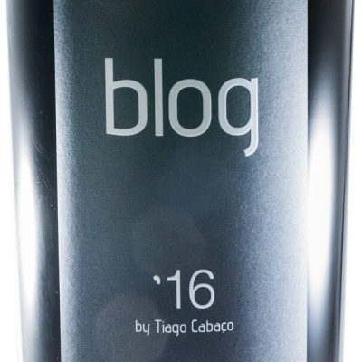Garrafa de vinho com rótulo preto e texto branco