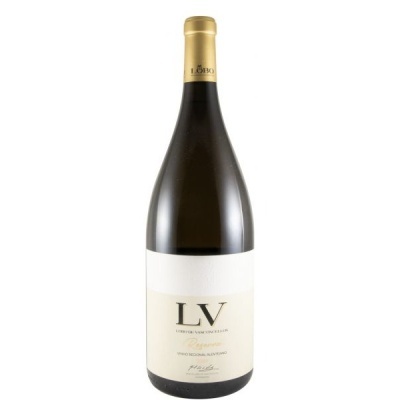Garrafa de vinho branco com rótulo bege e tampa dourada