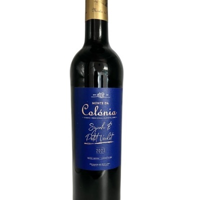 Garrafa de vinho tinto Monte da Colónia com rótulo azul e texto branco e dourado