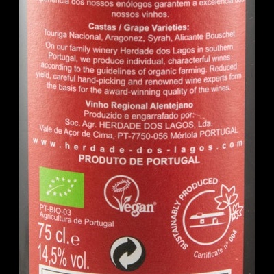 Rótulo traseiro de garrafa de vinho tinto HDL 2021 com informações sobre origem, castas, volume e selos de certificação.