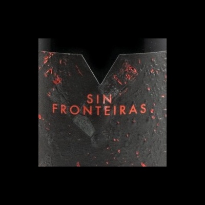Rótulo preto texturizado com texto vermelho SIN FRONTEIRAS.