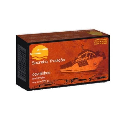 Embalagem de conserva de cavalinhos em tomate da marca Secreta Tradição com ilustração de barco e peixes.