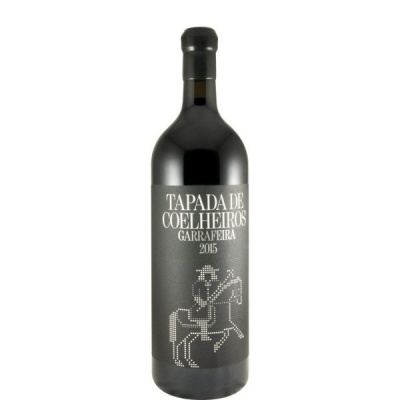 Garrafa de vinho tinto Tapada de Coelheiros Garrafeira 2015 com rótulo cinzento escuro e imagem de cavaleiro