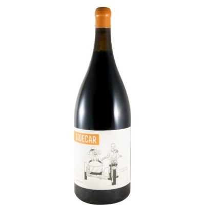 Garrafa de vinho tinto com rótulo branco e texto SIDECAR