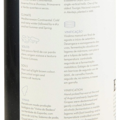 Rótulo de vinho com texto em português e inglês sobre clima, solos, vinha e vinificação.