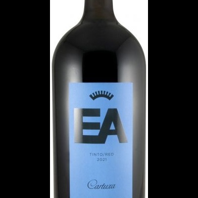 Garrafa de vinho tinto com rótulo azul EA 2021