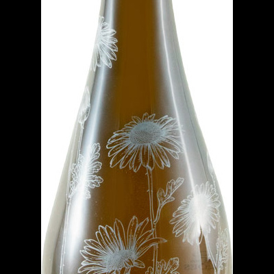 Garrafa de vinho branco Vinha da Palhota com rolha verde e flores desenhadas no vidro.