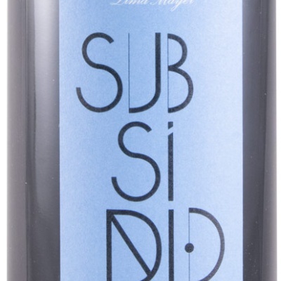 Garrafa de vinho com rótulo azul e texto em preto e branco