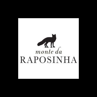 Logótipo com raposa preta e texto Monte da Raposinha